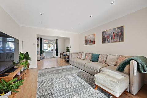 5 bed property, in Belvue Road, £700,000