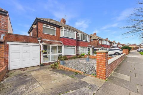 3 bed property, in Saltwell Road South, £260,000