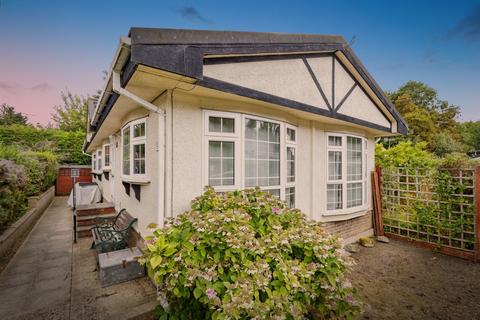 3 bed property, in Bushey Hall Drive, £250,000