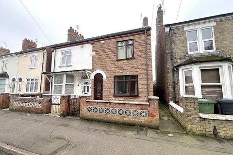 3 bed property, in Queens Walk, £240,000