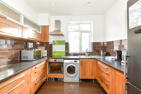 2 bed property, in Derby Road, £160,000
