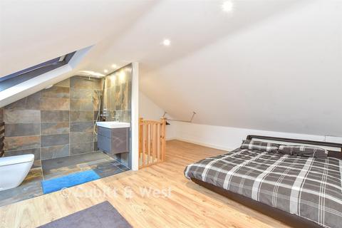 2 bed property, in Derby Road, £160,000