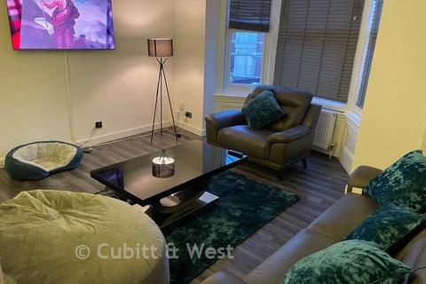 2 bed property, in Derby Road, £160,000