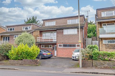 4 bed property, in Queens Road, £750,000
