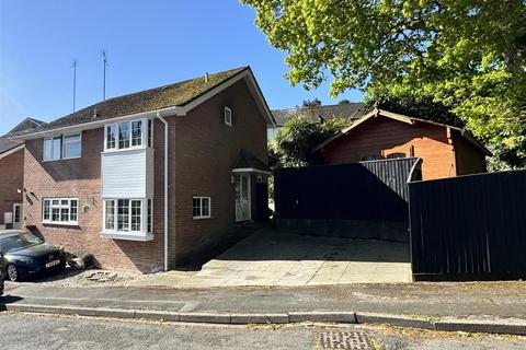 4 bed property, in Amberslade Walk, £499,000