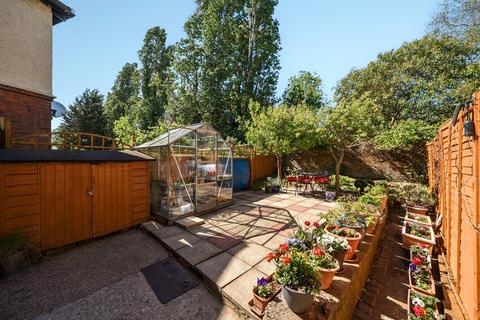 1 bed property, in Lionel Road North, £290,000
