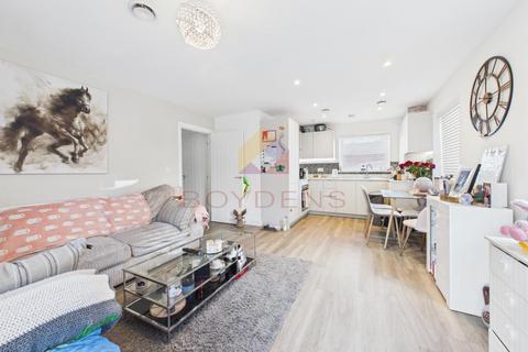 1 bed property, in Doughton Road, £200,000