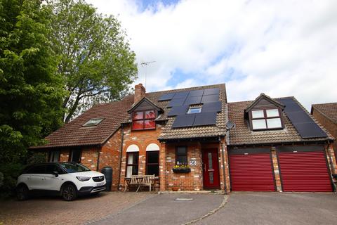 5 bed property, in Tarragon Way, £700,000