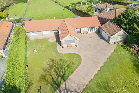 5 bed property, in Darlington Road, £795,000