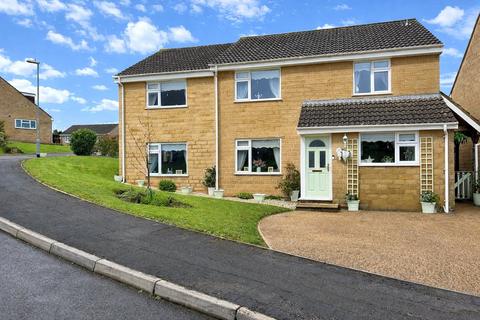 5 bed property, in Wood Close, £545,000