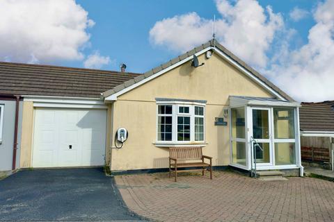 2 bed property, in Westcott, £299,950
