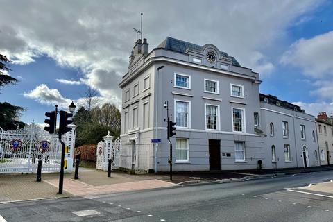 1 bed property, in Upper High Street, £35,000