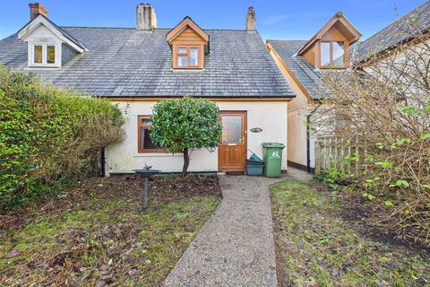 2 bed property, in Foresters Road, £200,000