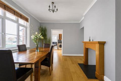 4 bed property, in Strickland Row, £800,000
