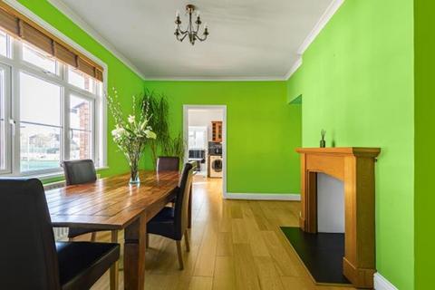 4 bed property, in Strickland Row, £784,000