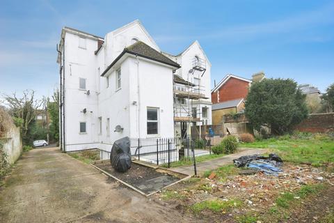 1 bed property, in Upper Maze Hill, £110,000