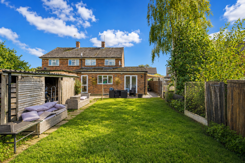 2 bed property, in Meadway, £475,000