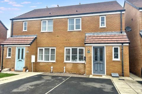 3 bed property, in Helm Close, £185,000