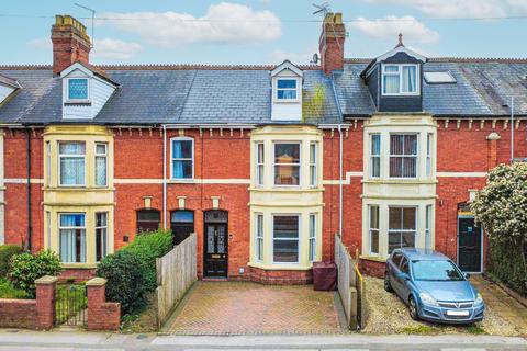 5 bed property, in Greenway Road, £325,000
