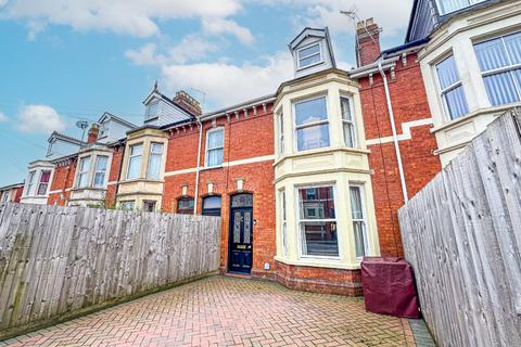 5 bed property, in Greenway Road, £325,000