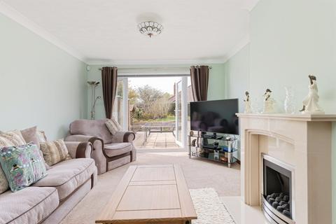 3 bed property, in New North Road, £425,000