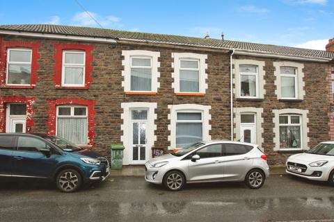 4 bed property, in Commercial Street, £170,000