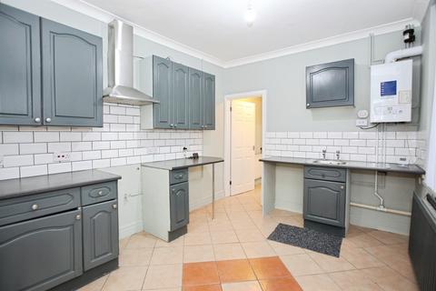 4 bed property, in Commercial Street, £165,000