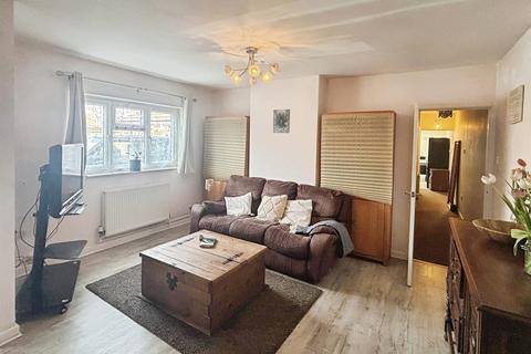2 bed property, in Dorchester Road, £145,000