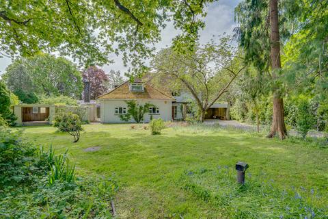 4 bed property, in Greenaway Lane, £975,000