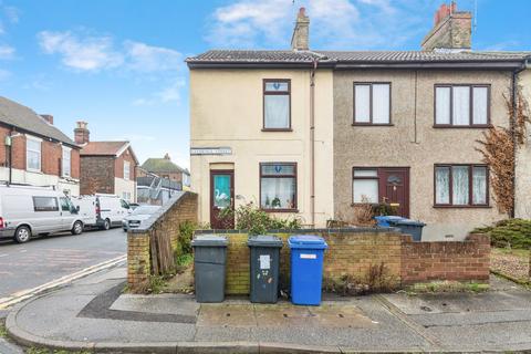 2 bed property, in Clemence Street, £130,000