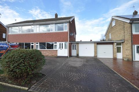 3 bed property, in Mansion Court Gardens, £180,000