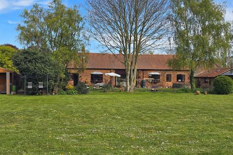 6 bed property, in The Green, £730,000