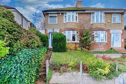 3 bed property, in Colborne Road, £400,000