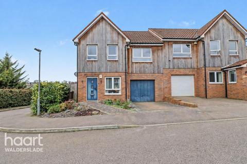 3 bed property, in Helms Way, £350,000
