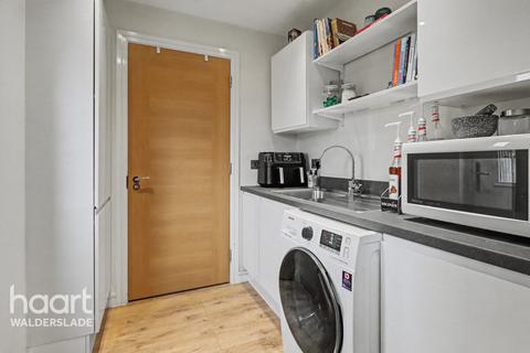 3 bed property, in Helms Way, £350,000