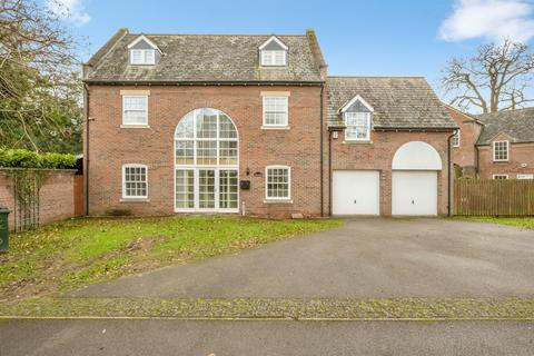 5 bed property, in Pemberton Grove, £650,000