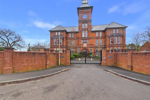 2 bed property, in Huckley Field, £180,000