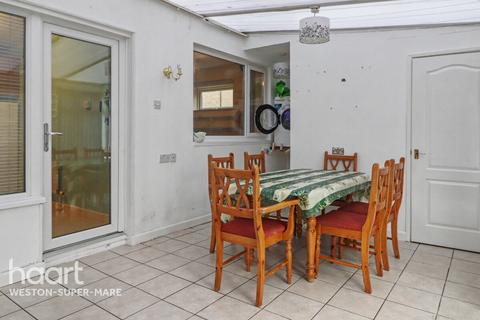 2 bed property, in Littlefields Road, £290,000