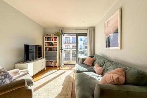 2 bed property, in Central Quay North, £260,000