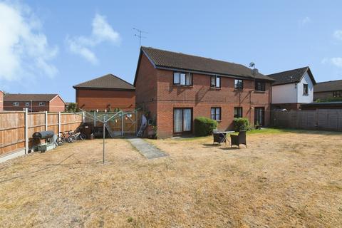 1 bed property, in Pollards Green, £160,000
