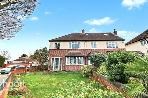 3 bed property, in Woodside, £500,000