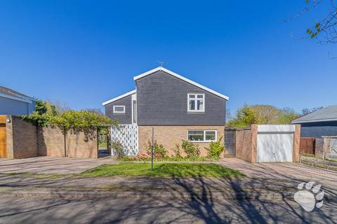 4 bed property, in The Knowle, £650,000