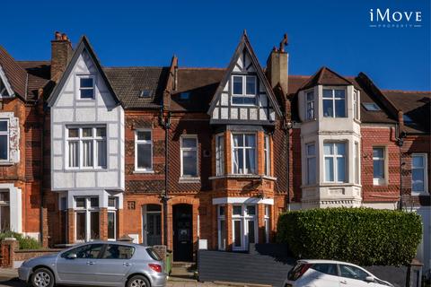 2 bed property, in Anerley Hill, £375,000