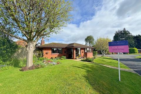 3 bed property, in Thickthorn Orchards, £645,000