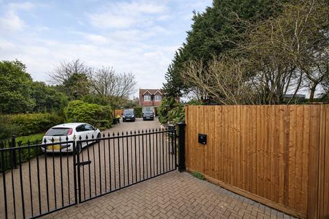 4 bed property, in Donkey Lane The Common, £950,000