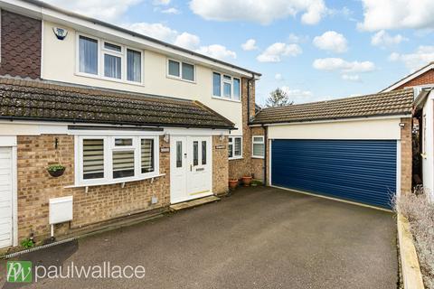 4 bed property, in Hoecroft | Extended Four-Bedroom Home, £645,000