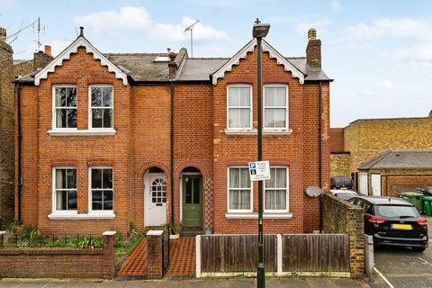 3 bed property, in Broadway Avenue, £1,400,000