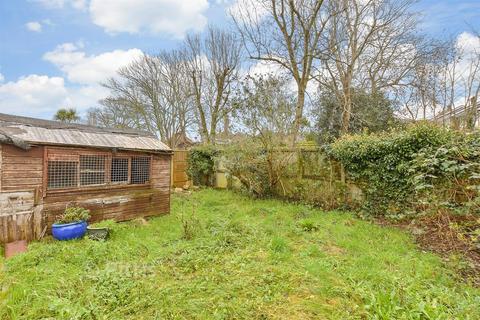 3 bed property, in Fairlee Road, £200,000