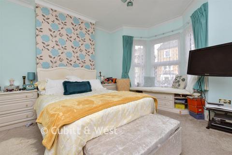 3 bed property, in Whitehorse Lane, £525,000
