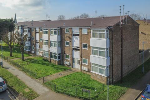 2 bed property, in West Side, £190,000
